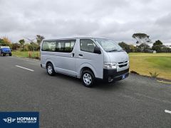 Photo of the vehicle Toyota HiAce