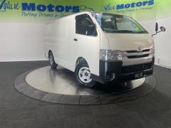 Photo of the vehicle Toyota HiAce