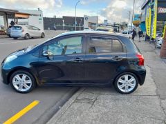 Photo of the vehicle Toyota Vitz