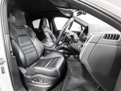 Photo of the vehicle Porsche Cayenne